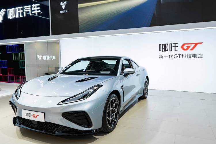 成都56哪吒汽车在智能汽车领域的表现，领途汽车在新能源汽车市场中的影响力